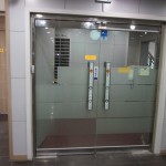 출입문안-바깥